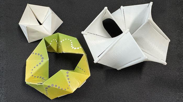 Möbius Kaleidocycles