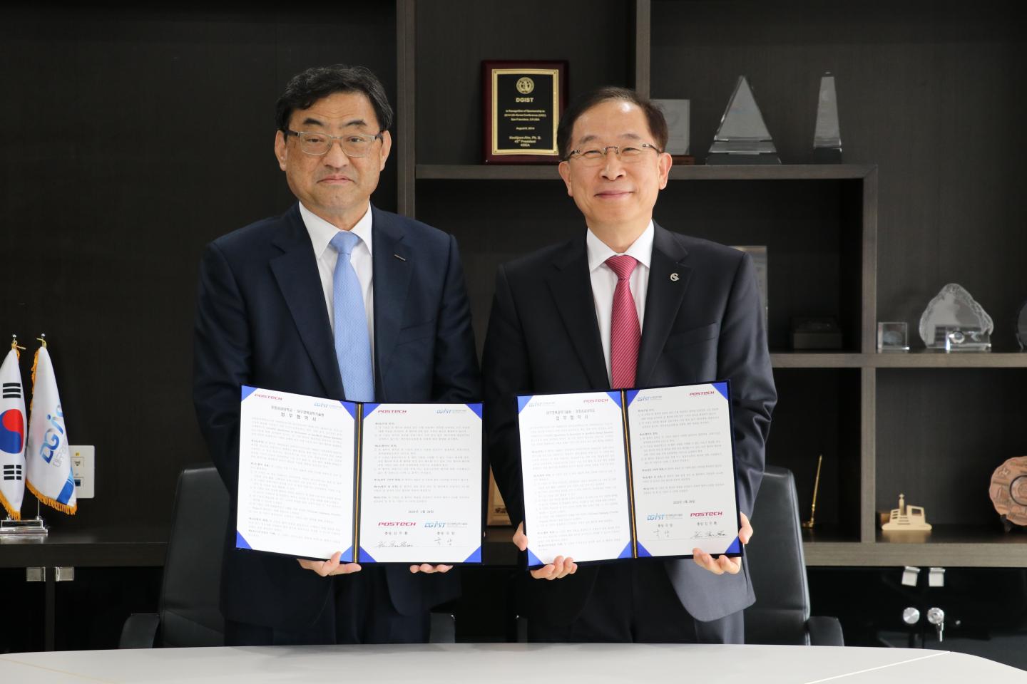 President Yang Kuk of DGIST and President Moohwan Kim of POSTECH After the MOU Ceremony