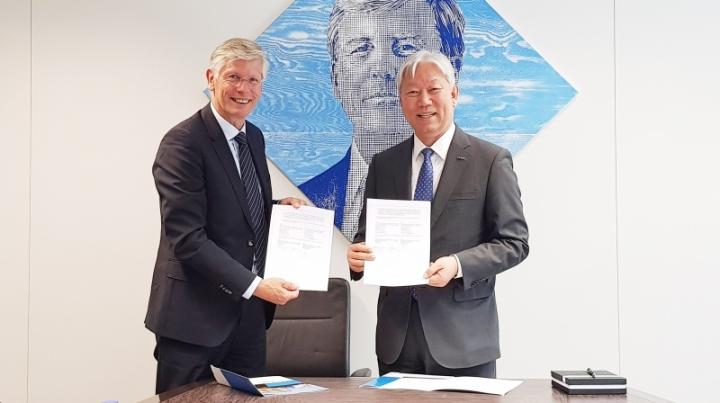 President Mooyoung Jung of UNIST and President Frank Baaijens of Eindhoven University of Technology