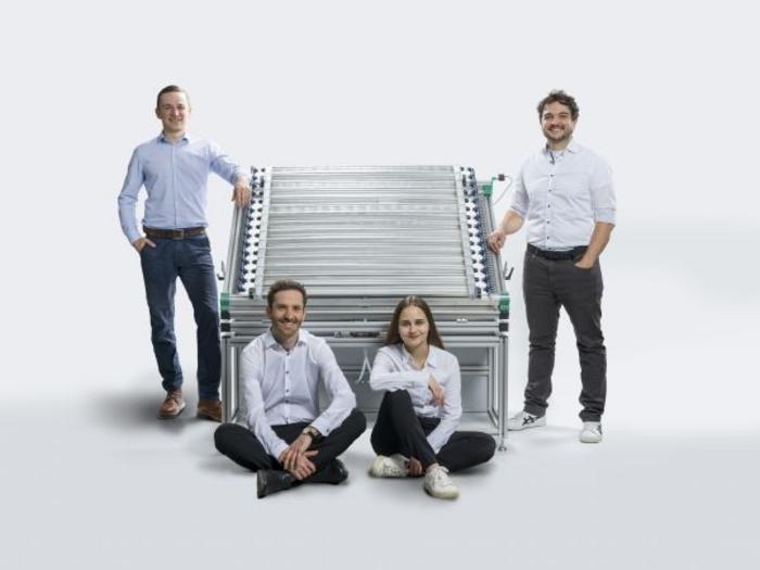 The photreon team with the prototype photoreactor panel (one square meter) for the production of pure solar hydrogen. From left: A. Dreher, P. Kant, M. Cordts, M. Rubin (photo: Amadeus Bramsiepe, KIT)