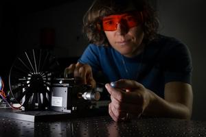 Andrea Toulouse and her team are researching high-resolution 3D printing using light-based processes. The vision: To develop tiny 3D printers that will one day be able to build biological tissue directly inside the body.