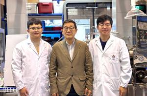 Prof. CHEN Guanghao (center, the corresponding author), Chair Professor of the Department of Civil and Environmental Engineering, and his research group members in the same department, postdoctoral fellow Dr. GUO Hongxiao (right, the corresponding author)