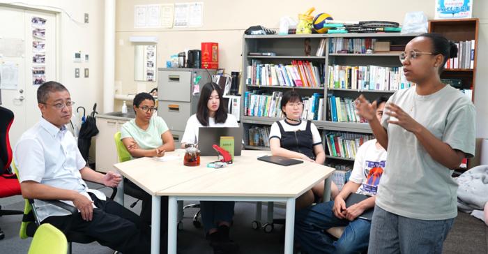 Discussions between Japanese and international students are a common sight in Sato’s graduate school seminar.