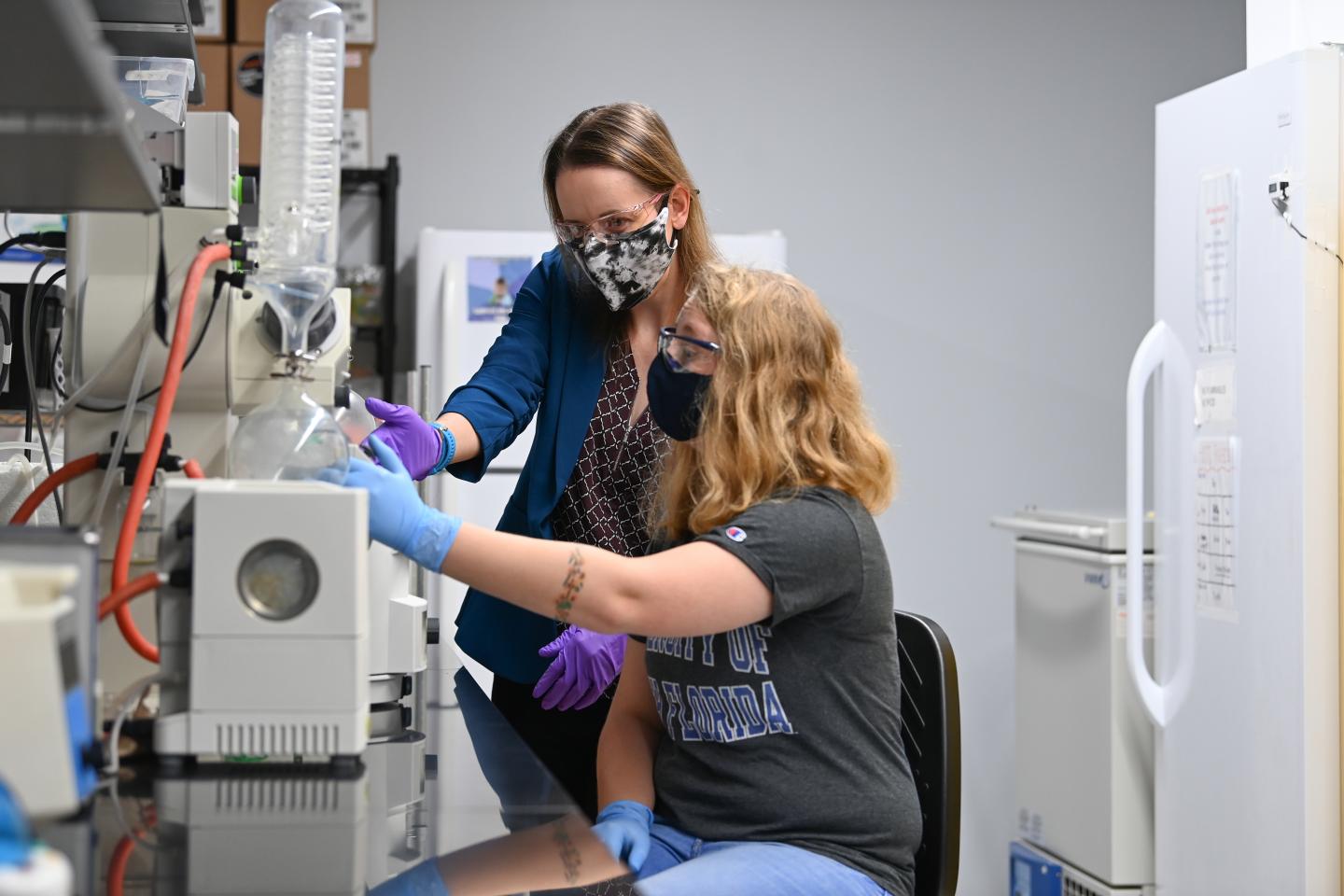 Dr. Amy Lane and student researcher in UNF lab