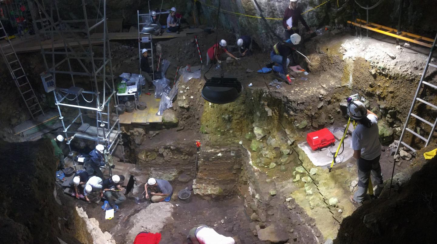 Cueva de El Portal&oacute;n (Atapuerca)