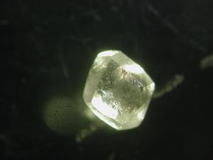 ‘Cloudy’ South African diamond with microinclusion-rich interior and clear octahedral outer zone