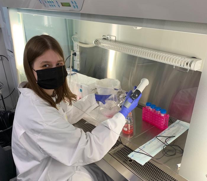 Phd Fanny Frejborg in the lab.