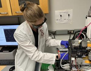 Julia Schaepe performing measurements