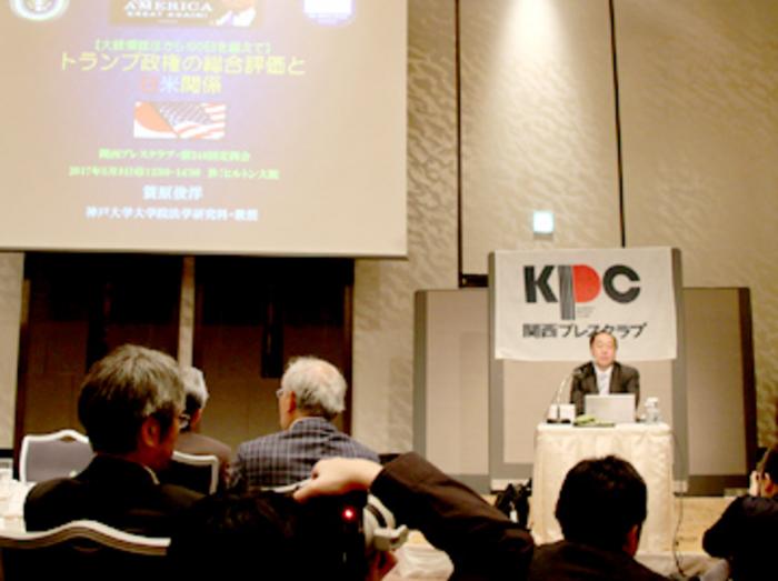 Minohara giving a lecture to media representatives (May 2017, Kansai Press Club)