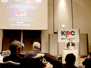 Minohara giving a lecture to media representatives (May 2017, Kansai Press Club)