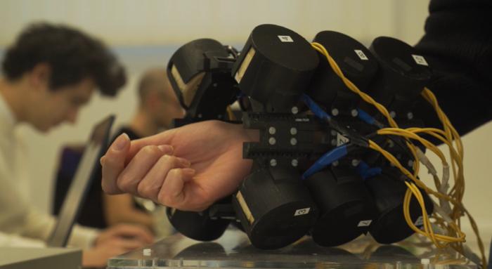 The robotic hand that feels movement