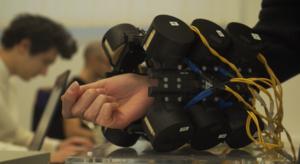 The robotic hand that feels movement
