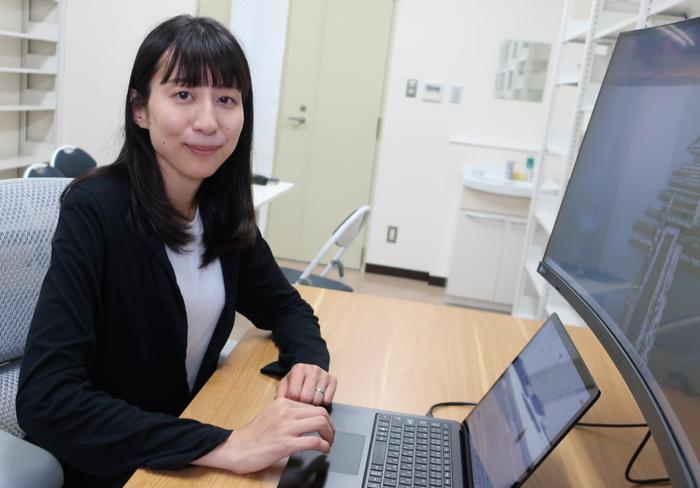 Tham speaks about her research on the volunteer’s dilemma in her laboratory.