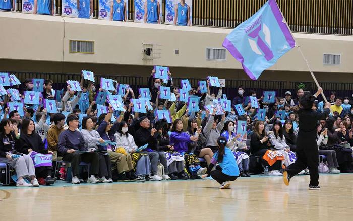 Spectators cheer together during TSUKUBA LIVE!