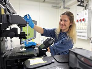 Michaela Hošková in the lab