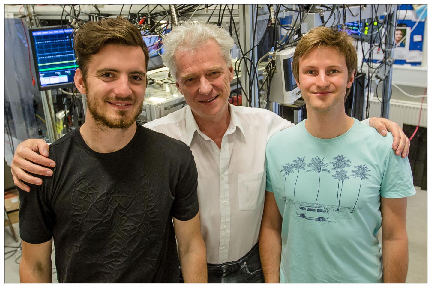 Smart Atomic Cloud Solves Heisenberg's Observation Problem