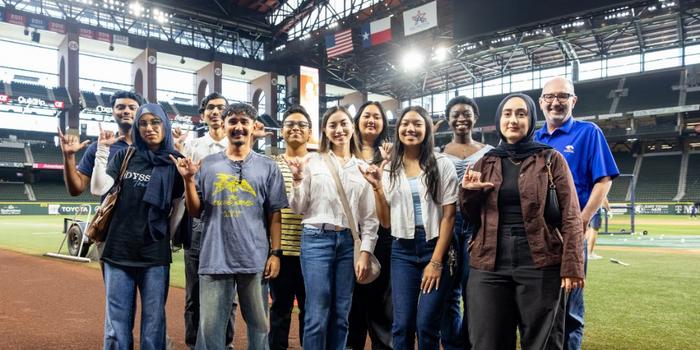 UTA students in the "Mavs in the Metro" program