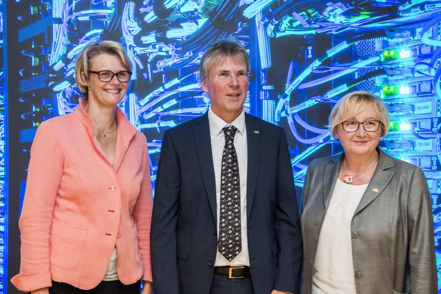 Federal Minister Anja Karliczek (left), Baden-Württemberg Minister Theresia Bauer (right)  and President Holger Hanselka.