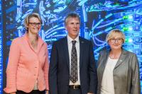 Federal Minister Anja Karliczek (left), Baden-Württemberg Minister Theresia Bauer (right)  and President Holger Hanselka.