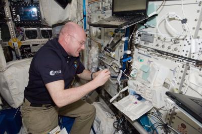 Andre Kuipers Works with Immune Study Kit