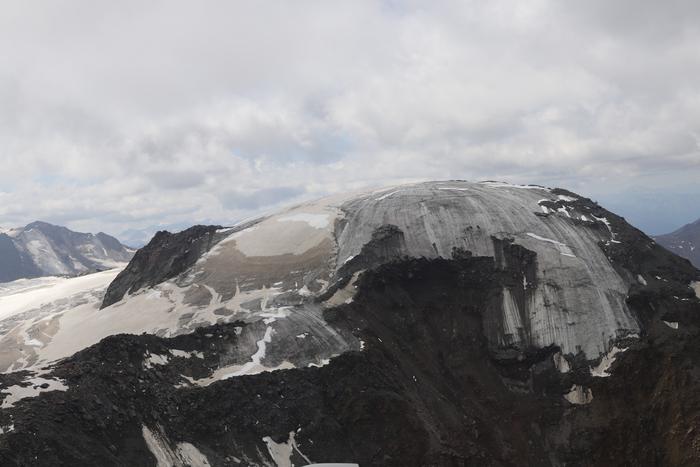 The summit of Weißseespitze in 2023, showing significant melting