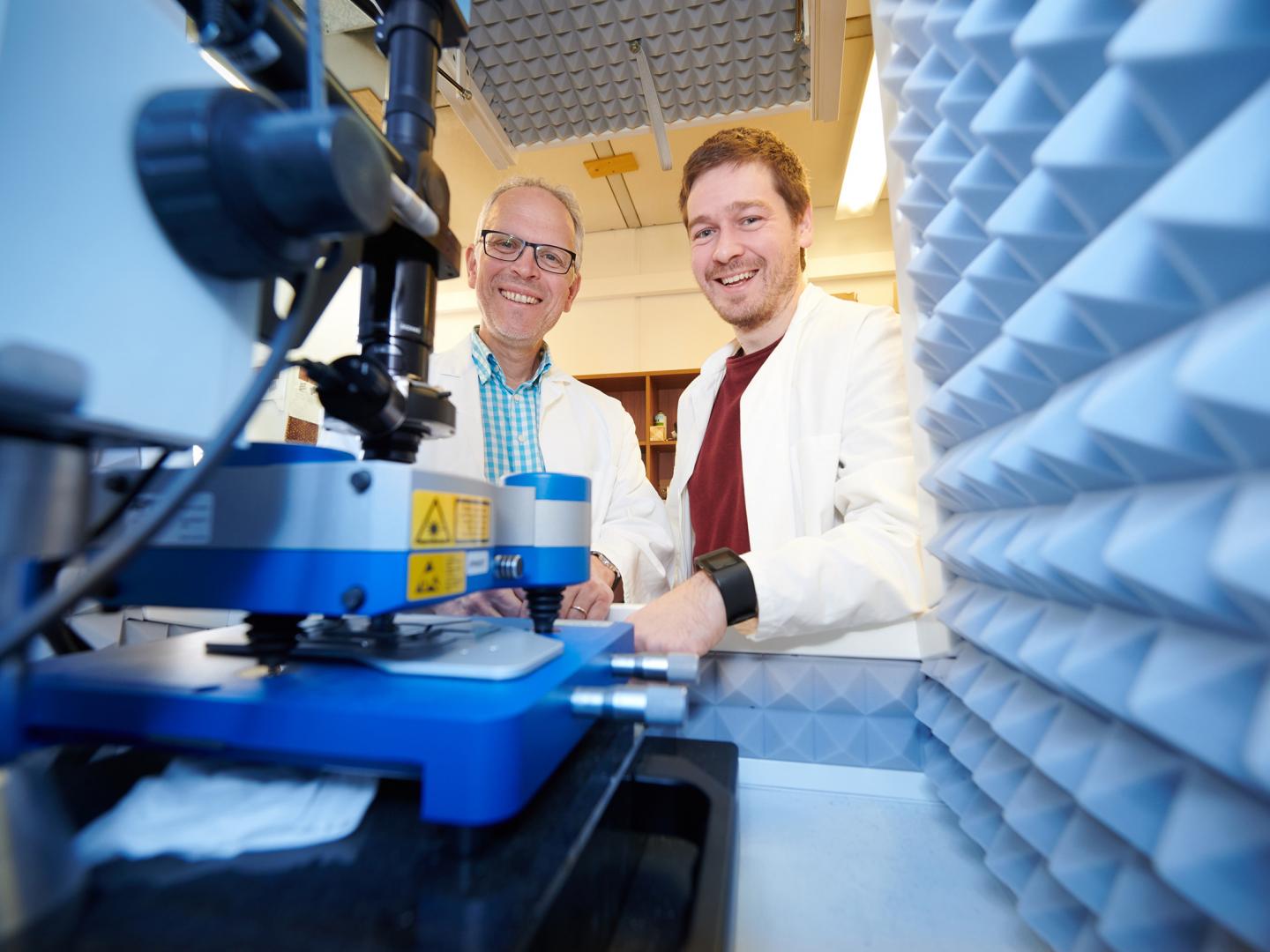 In the lab: Prof. Michael Famulok (left) and Dr. Juli&aacute;n Valero