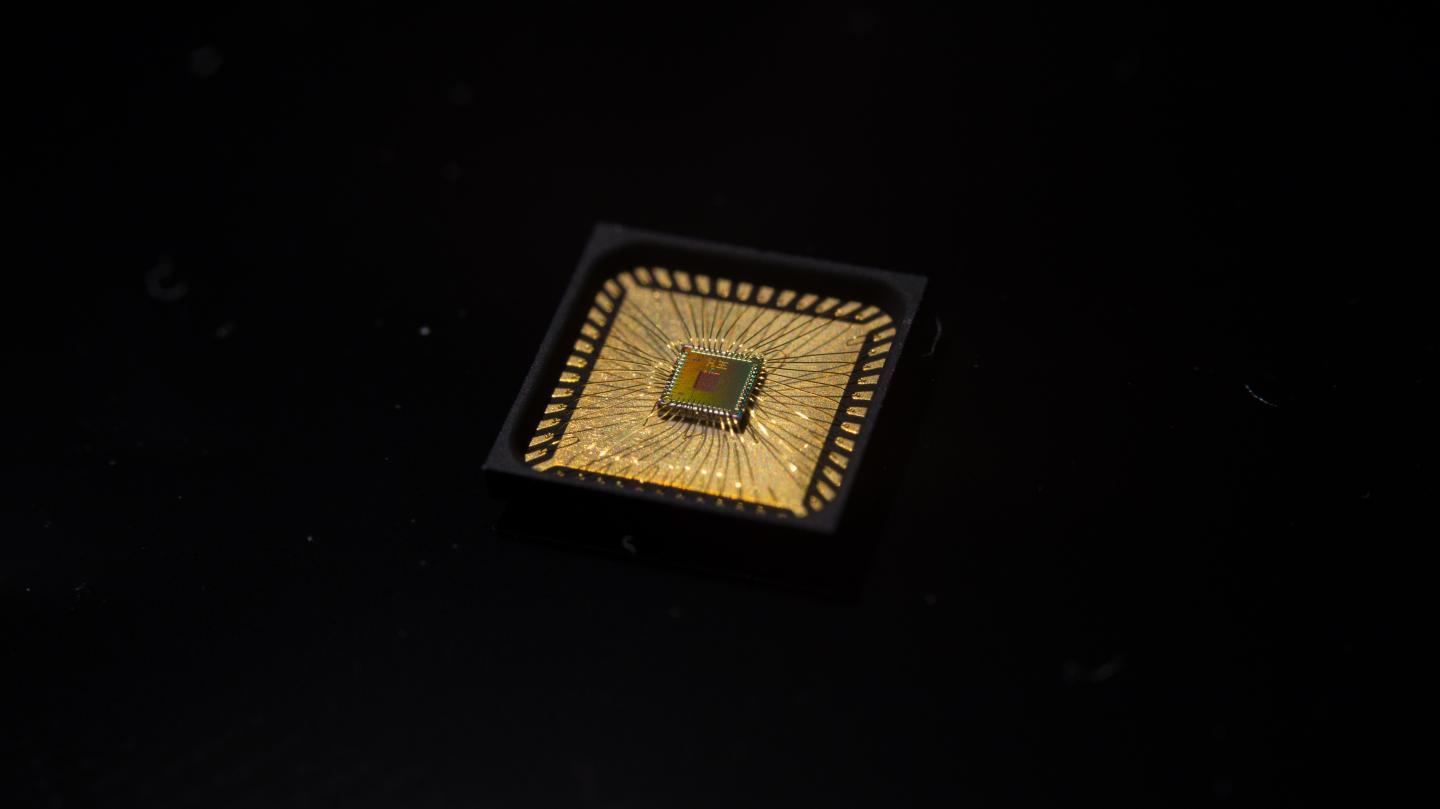 Near-Zero-Power Temperature Sensor