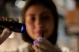 The device, called SPIRAL (Strategic Precision Infusion for Regional Administration of Liquid), is a thin, flexible tube designed to release medication at several points inside the brain.