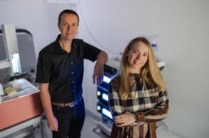 Jürgen Hartler, head of the Computational Pharmacology research group at the University of Graz, and postdoctoral researcher Leonida Lamp