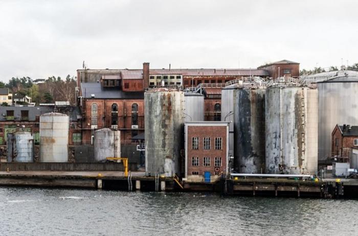Distributed sensor networks have promising applications in industrial settings