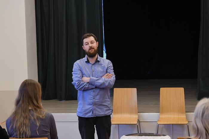 Nikolai Kunitsõn conducting participatory theatre.