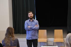 Nikolai Kunitsõn conducting participatory theatre.