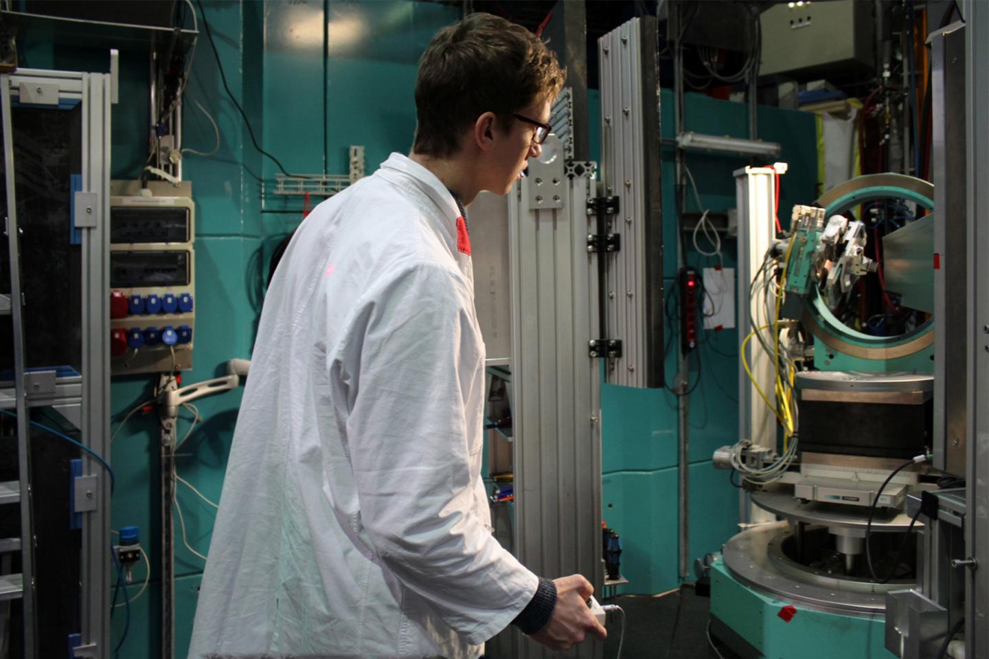 Dr. Tobias Fritsch at the STRESS-SPEC instrument