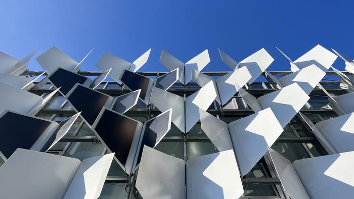 At the core of the RTG "BioBuild" are new components for bio-inspired responsive building envelopes. This photo shows the FlectoLine system developed by the universities of Stuttgart and Freiburg.