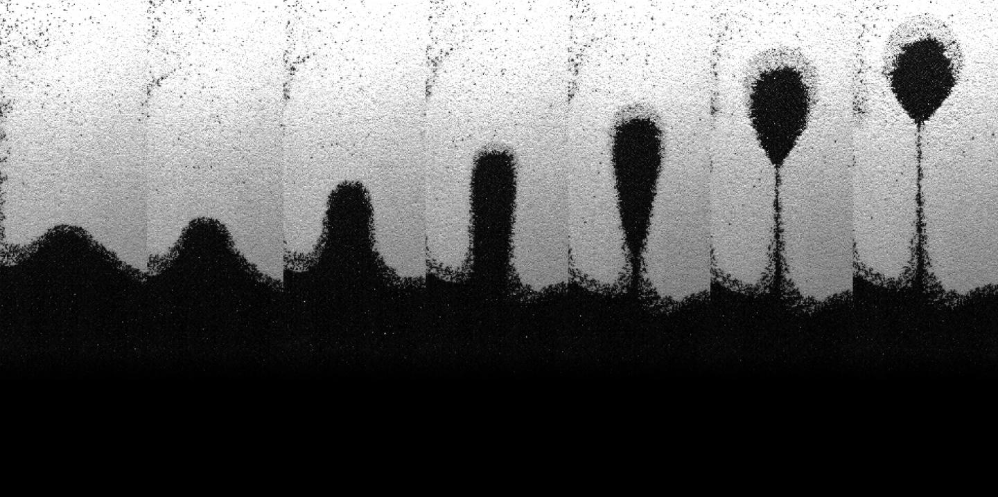 When Sand Behaves like Oil