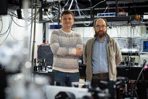 Rak and Alpichshev in the lab at ISTA