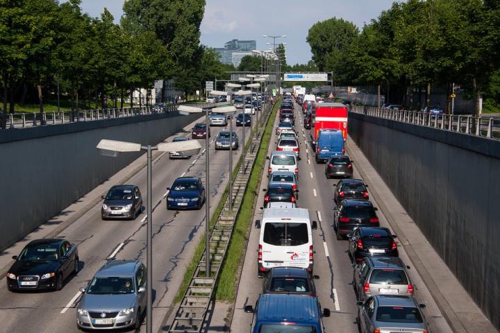 Daily Mobility Between Districts Reduces the Spread of an Epidemic