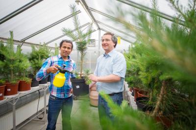 Dr. J&#252;rgen Burkhardt and Shyam Pariyar, University of Bonn