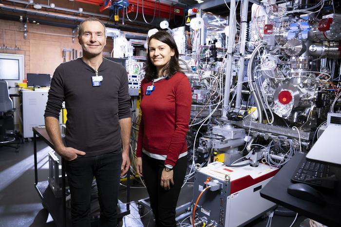 Gregor Knopp and Ana Sofia Morillo Candas at the Maloja experimental station of SwissFEL.