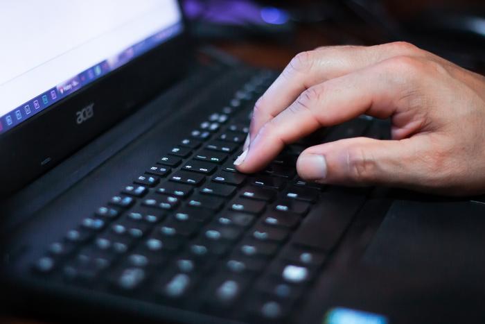 Echo chambers can emerge without algorithmic personalization or a preference for homogeneity