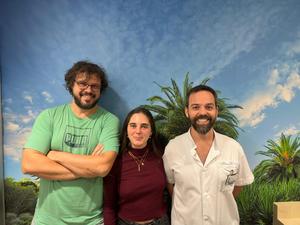 From left to right, the researchers Claudio Parolo, Julia Pedreira, and Daniel Camprubí, who took part in the study.