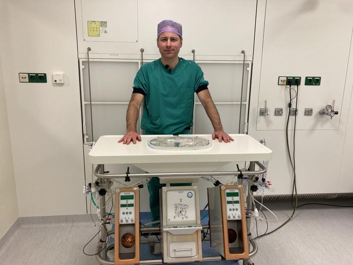 Liver transplant surgeon Vincent de Meijer with the perfusion machine