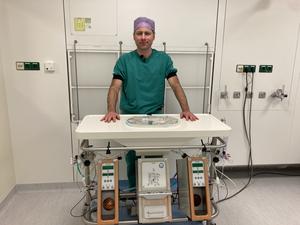 Liver transplant surgeon Vincent de Meijer with the perfusion machine