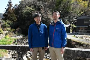 Hayashi and Kano stand before the stone-paved weir (Ishidatamizeki)