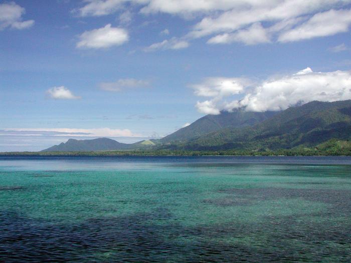 Blick auf die Taleba Bay der Goodenough-Insel in der Provinz Milne Bay in Papua-Neuguinea.