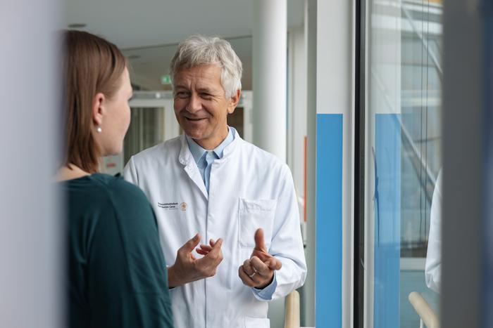 Prof. Dr. Johannes Schetelig (r.), Director Clinical Research at DKMS and Head of Stem Cell Transplantation Unit at the University Hospital Carl Gustav Carus Dresden, Germany.