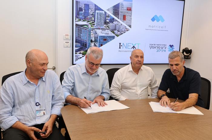 Matricelf and Tel Aviv Sourasky Medical Center (Ichilov) teams at the signing of the cleanroom manufacturing agreement.