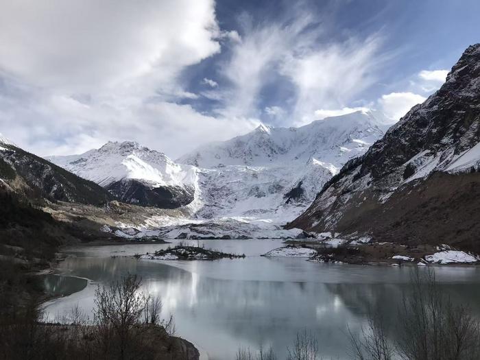 Lake ice in the Midui Glacier, Qinghai-Tibet Plateau