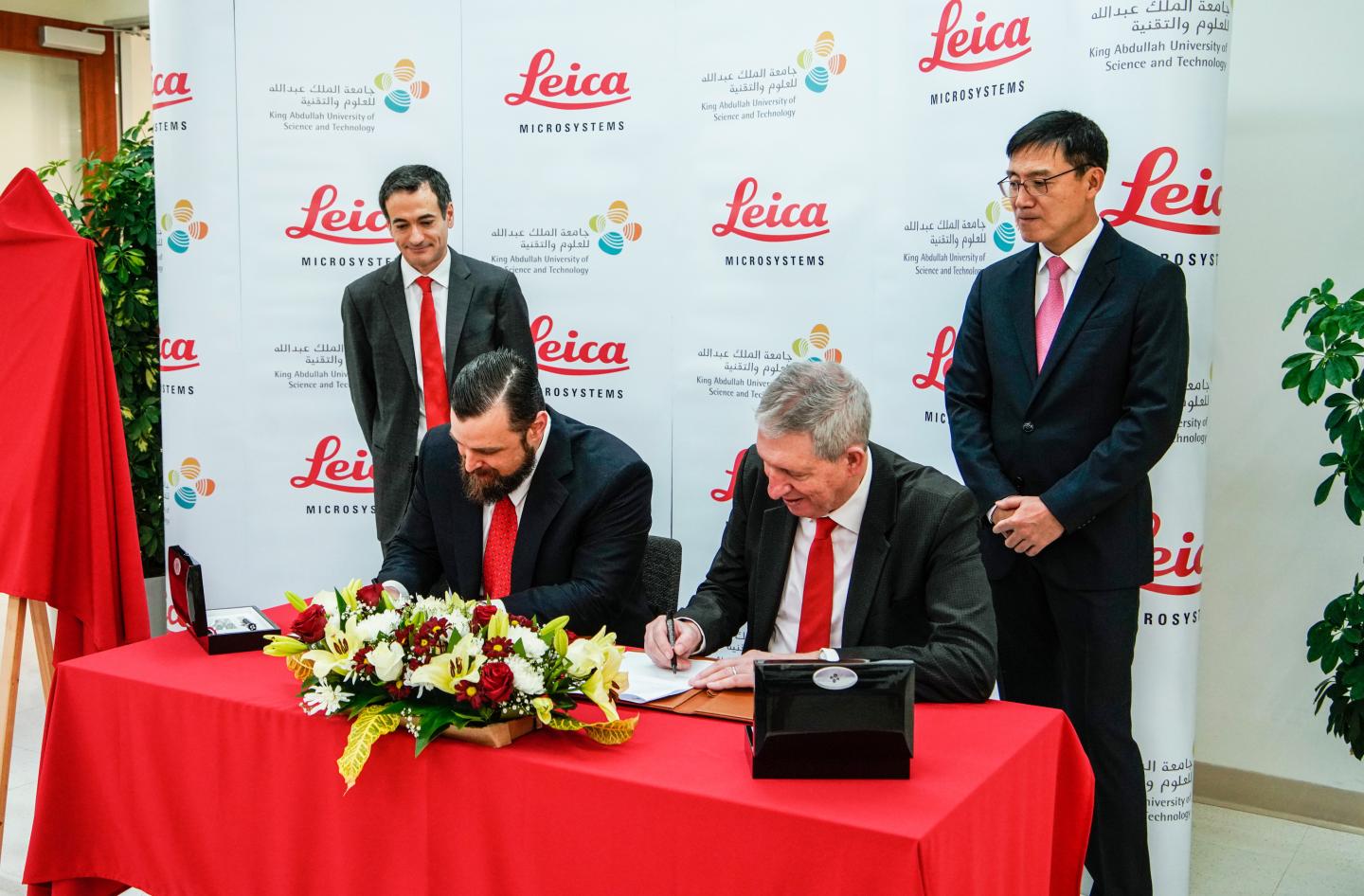 Leica Signing