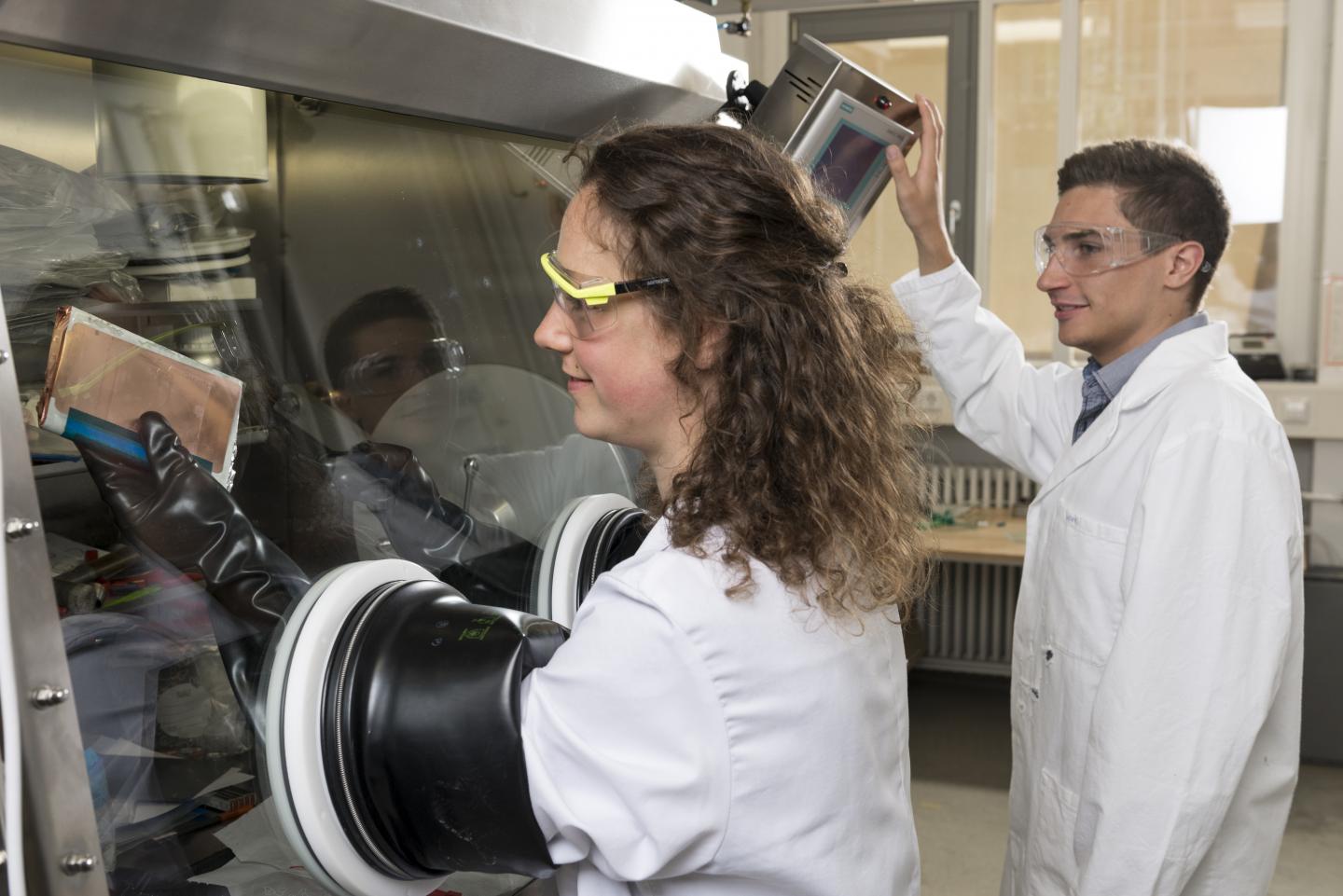 Development of long-lasting, recyclable, and safe lithium-ion batteries. (Photo: Laila Tkotz, KIT)